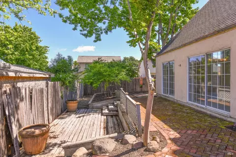 Exterior - 26 Lloyd Ct, Napa, CA 94558 photo 5 of 14