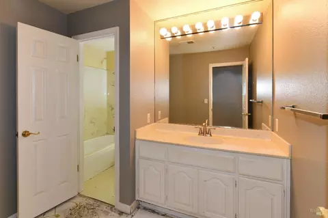Bath - 26 Lloyd Ct, Napa, CA 94558 photo 4 of 5