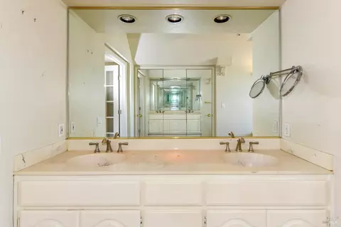 Bath - 26 Lloyd Ct, Napa, CA 94558 photo 3 of 5
