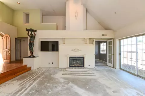 Living - 26 Lloyd Ct, Napa, CA 94558 photo 2 of 6