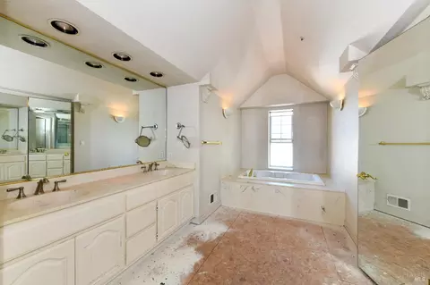Bath - 26 Lloyd Ct, Napa, CA 94558 photo 1 of 5