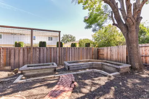 Exterior - 26 Lloyd Ct, Napa, CA 94558 photo 8 of 14