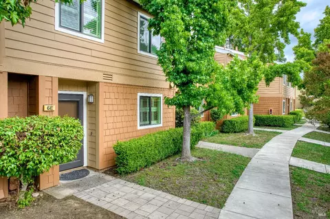 6 E Park Crest Ct, Novato, CA 94947