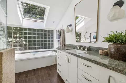 Bath - 115 Manor Dr, Mill Valley, CA 94941 photo 2 of 6