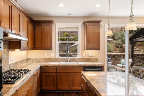 Kitchen - 6671 Chalk Hill Ln, Vallejo, CA 94591 photo 6 of 8