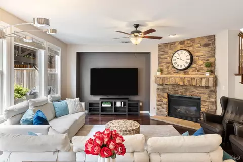 Living - 6671 Chalk Hill Ln, Vallejo, CA 94591 photo 4 of 5