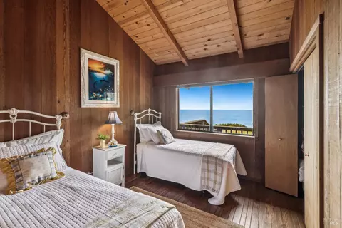 Bedroom - 22100 Ninive Dr, Jenner, CA 95450 photo 3 of 4