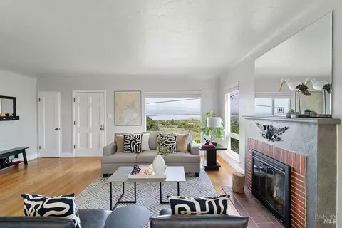 Living - 199 Harrier Ave, Vallejo, CA 94590 photo 2 of 4