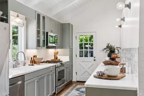 Kitchen - 473 Montecito Ave, Corte Madera, CA 94925 photo 1 of 2