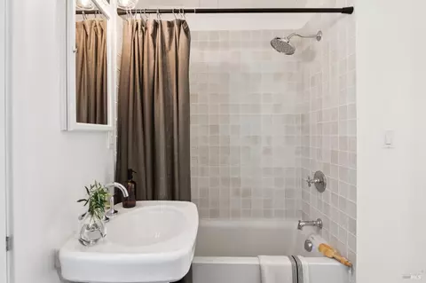 Bath - 473 Montecito Ave, Corte Madera, CA 94925 photo 2 of 2