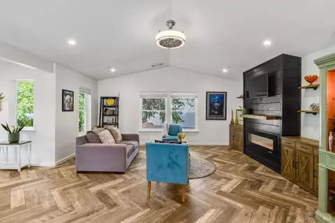 Living - 470 E O St, Benicia, CA 94510 photo 3 of 6