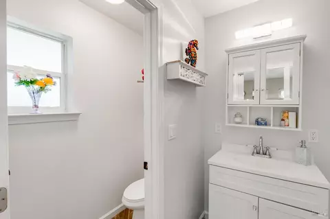 Bath - 470 E O St, Benicia, CA 94510 photo 10 of 11