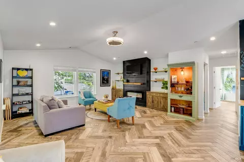 Living - 470 E O St, Benicia, CA 94510 photo 2 of 6