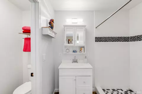 Bath - 470 E O St, Benicia, CA 94510 photo 9 of 11