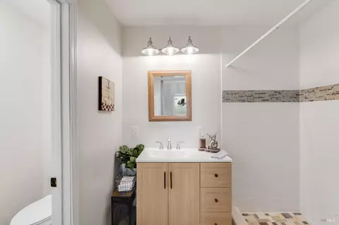 Bath - 470 E O St, Benicia, CA 94510 photo 4 of 11