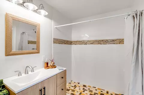 Bath - 470 E O St, Benicia, CA 94510 photo 5 of 11
