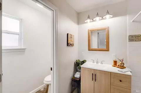 Bath - 470 E O St, Benicia, CA 94510 photo 3 of 11