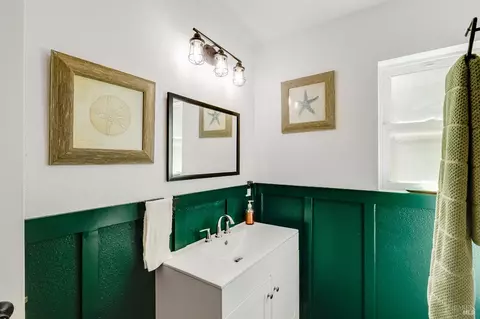 Bath - 470 E O St, Benicia, CA 94510 photo 7 of 11