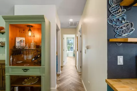 Entry Way - 470 E O St, Benicia, CA 94510 photo 8 of 10