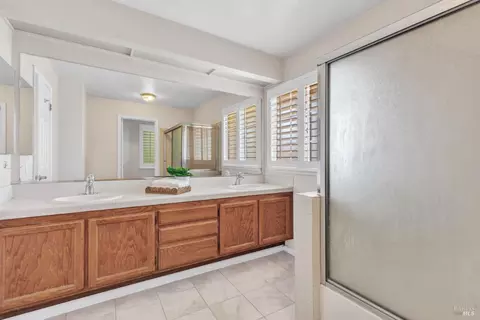 Bath - 1102 Hickory Ave, Fairfield, CA 94533 photo 6 of 12