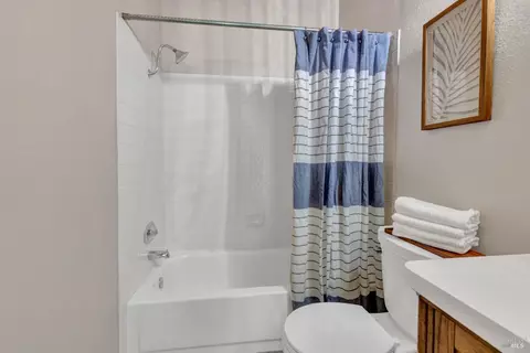 Bath - 1102 Hickory Ave, Fairfield, CA 94533 photo 2 of 12