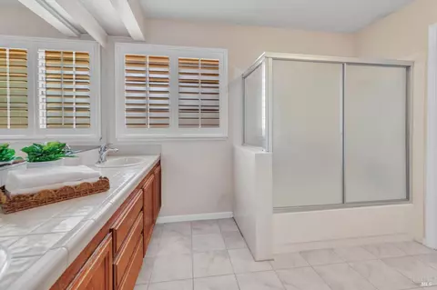 Bath - 1102 Hickory Ave, Fairfield, CA 94533 photo 5 of 12