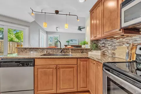 Kitchen - 1102 Hickory Ave, Fairfield, CA 94533 photo 6 of 9