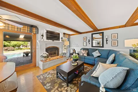 Living - 117 Lancaster Way, Vallejo, CA 94591 photo 3 of 4