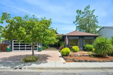36 Main Dr, San Rafael, CA 94901