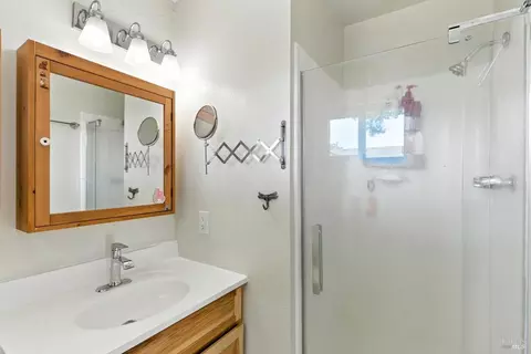 Bath - 5816 Lowell Ct, Cotati, CA 94931 photo 2 of 2