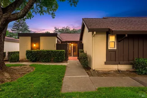 304 Acorn Ct, Vacaville, CA 95688
