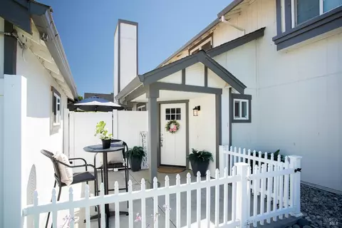 Exterior - 220 Foster Ln, Dixon, CA 95620 photo 5 of 13