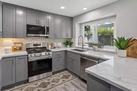 220 Foster Ln, Dixon, CA 95620