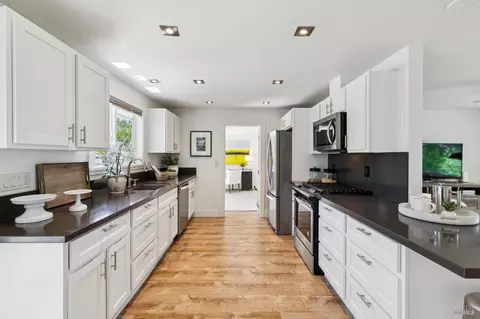 Kitchen - 1067-1069 Darms Ln, Napa, CA 94558 photo 7 of 10