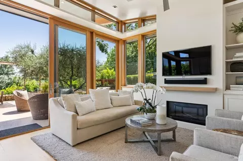 Living - 1067-1069 Darms Ln, Napa, CA 94558 photo 1 of 6