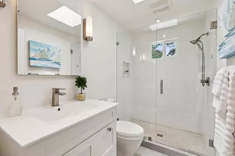 Bath - 1067-1069 Darms Ln, Napa, CA 94558 photo 2 of 4