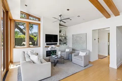 Living - 1067-1069 Darms Ln, Napa, CA 94558 photo 2 of 6