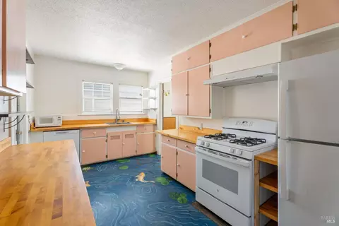 Kitchen - 132 E Valley St, Willits, CA 95490 photo 2 of 3