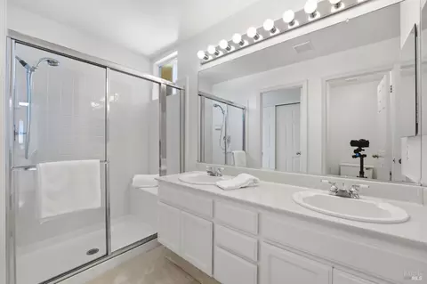 Bath - 5148 Renaissance Ct, Fairfield, CA 94534 photo 6 of 7