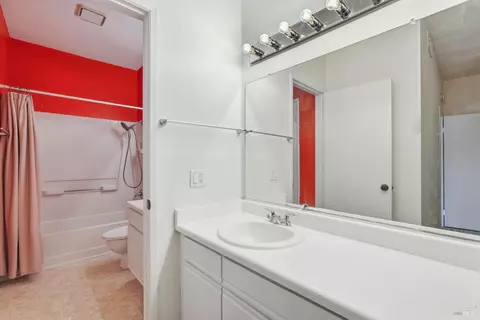 Bath - 801 Forest Run, Hercules, CA 94547 photo 3 of 3