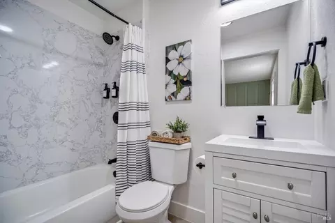 Bath - 2266 Monterey Ave, Martinez, CA 94553 photo 2 of 2