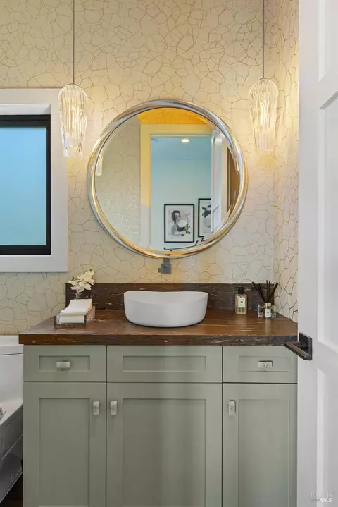 Bath - 616 Ridge Rd, Tiburon, CA 94920 photo 1 of 9