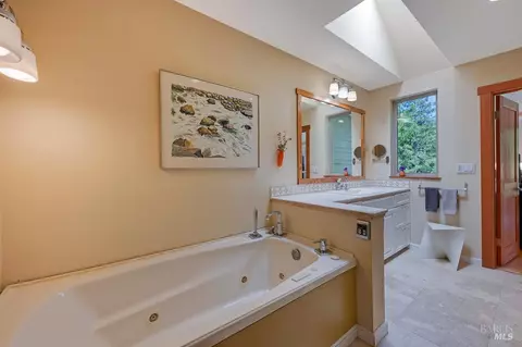 Bath - 21995-21997 Ansel Ct, Jenner, CA 95450 photo 3 of 5