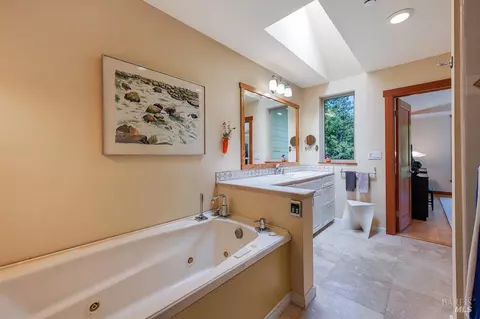 Bath - 21995-21997 Ansel Ct, Jenner, CA 95450 photo 2 of 5