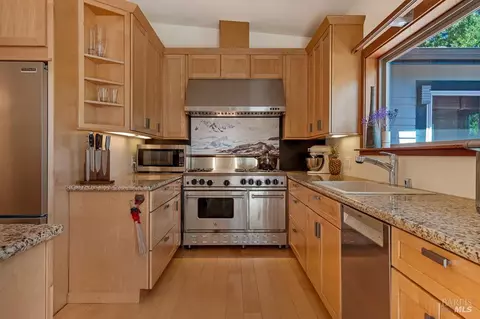 Kitchen - 21995-21997 Ansel Ct, Jenner, CA 95450 photo 7 of 10