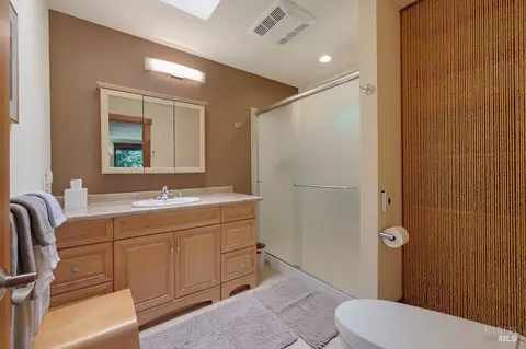 Bath - 21995-21997 Ansel Ct, Jenner, CA 95450 photo 5 of 5