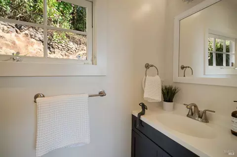 Bath - 3 Ethel Ln, Mill Valley, CA 94941 photo 3 of 4