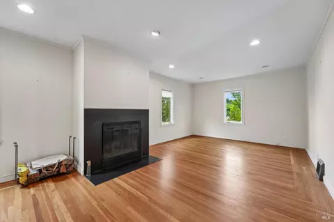 Living - 56 Ventura St, Vallejo, CA 94590 photo 11 of 15