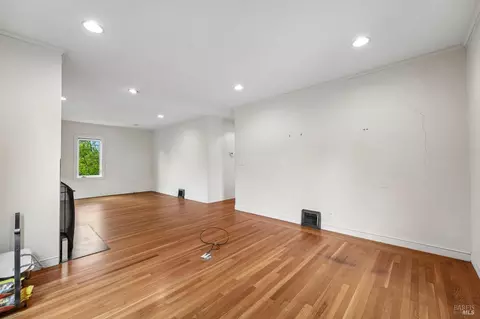 Living - 56 Ventura St, Vallejo, CA 94590 photo 10 of 15