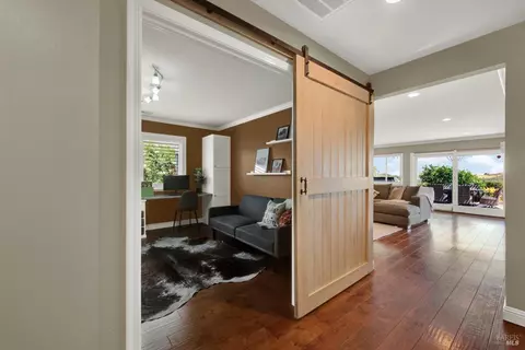 Entry Way - 686 Windsor Dr, Benicia, CA 94510 photo 4 of 5